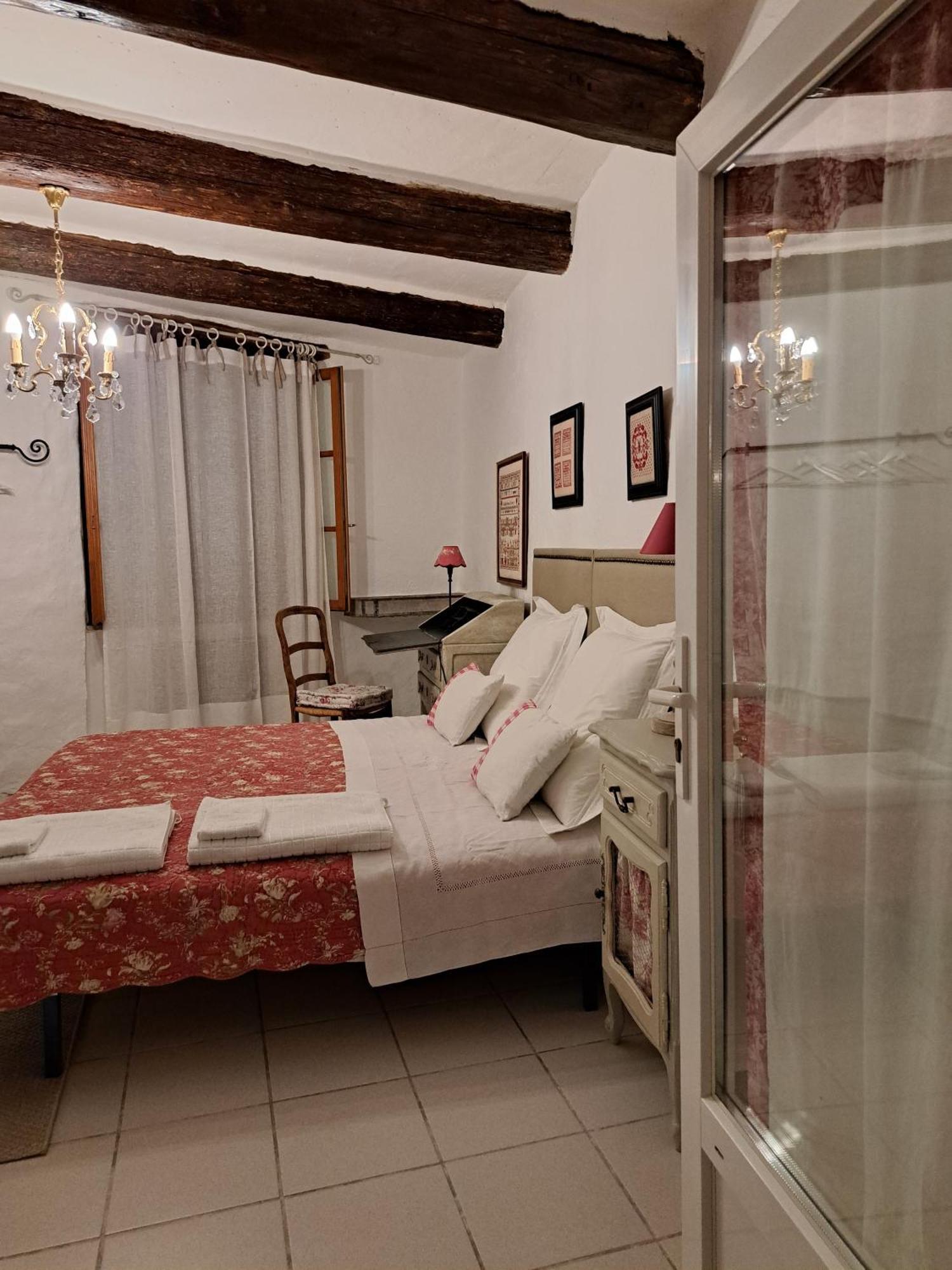 La Maison De Gisele Bed & Breakfast Saint-Victor-des-Oules Eksteriør bilde